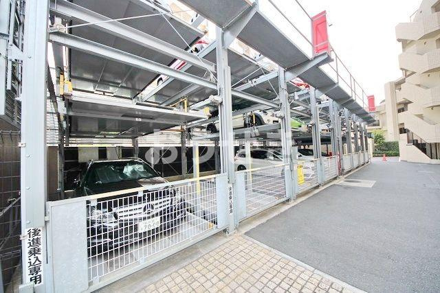 イニシア菊名桜山公園の駐車場