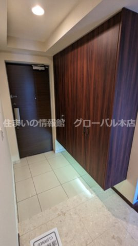 ア・デイ彩都A棟スカイレジデンスの玄関