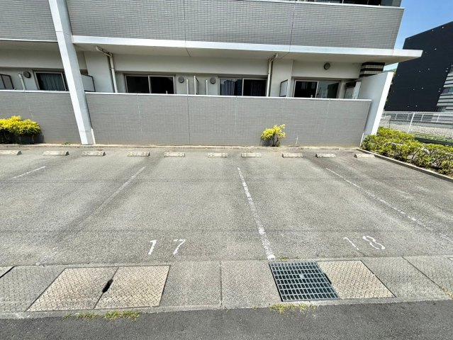 フランディル　オーラの駐車場
