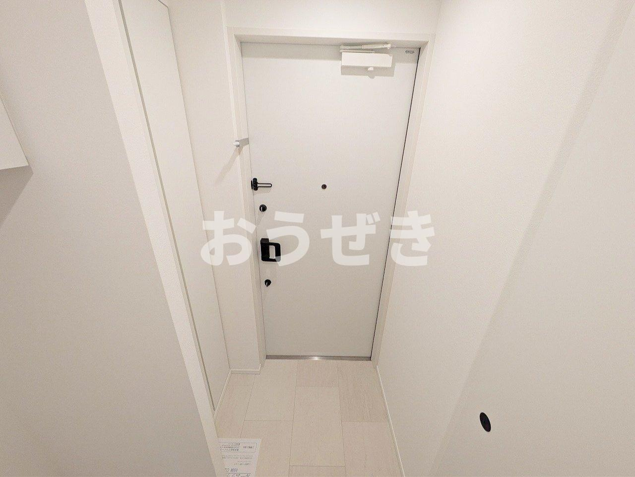 プライムメゾン入谷の玄関