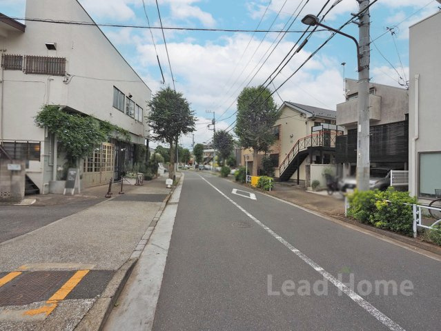 【前面道路含む現地写真】 | 目黒区碑文谷2丁目 | すっきりと見通しが良い前面道路です！車同士のすれ違いや日々の庫入れも落ち着いてスムーズに行えます♪