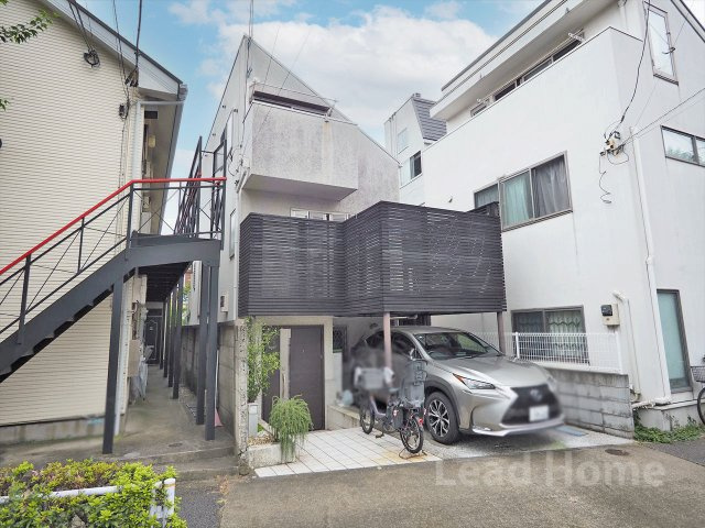 【外観】 | 目黒区碑文谷2丁目 | 現況の建物配置から陽当たりや駐車計画のイメージが湧きやすい現地です！解体後の建築計画も立てやすいです♪