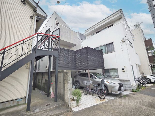 【外観】 | 目黒区碑文谷2丁目 | 敷地内にしっかりお車を停められるスペースを確保可能です！日々のお買い物後の荷物の搬入も楽々行えます♪