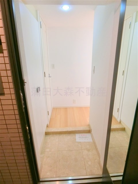 ドゥーエ蒲田の玄関|姿見付きの玄関扉！
