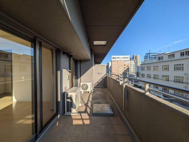 ロイヤルガーデン岡山駅前弐番館の収納|◆クロークがあるので玄関がきれいにまとまります。