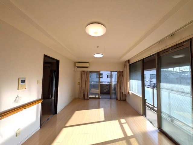 ロイヤルガーデン岡山駅前弐番館の居間・リビング|◆採光豊かで室内全体が明るいリビングです。
