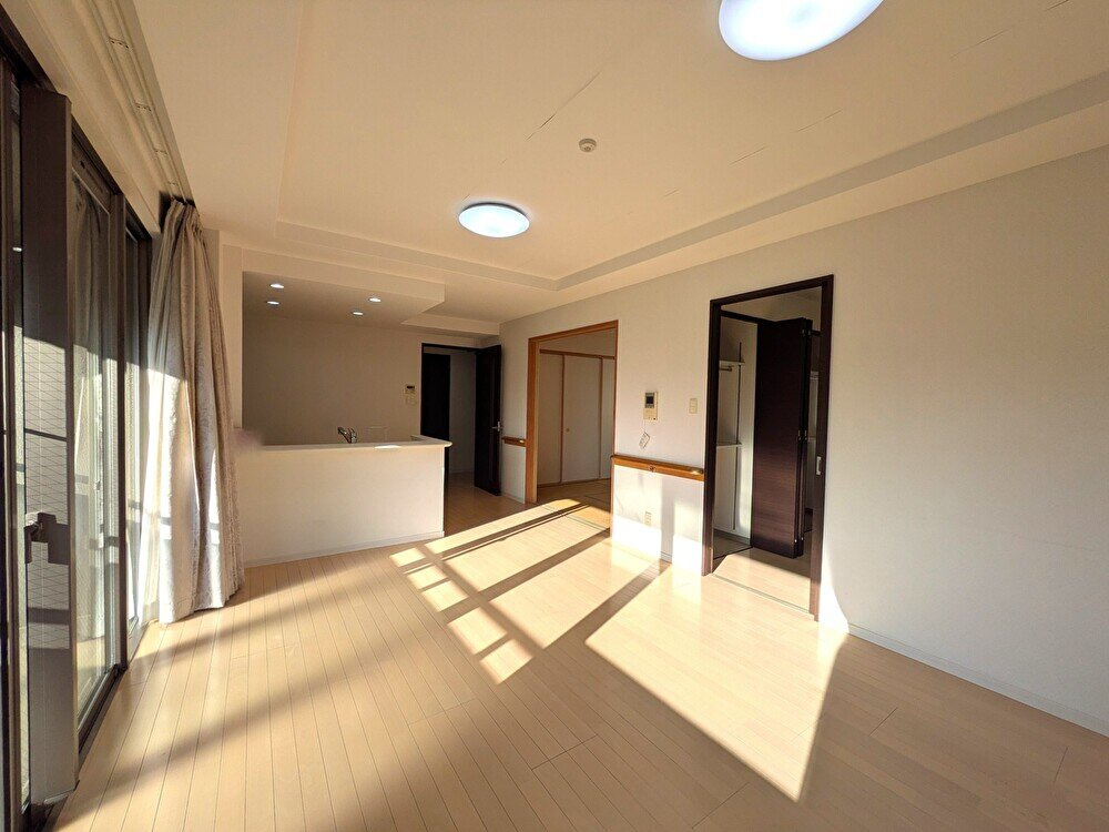 ロイヤルガーデン岡山駅前弐番館の居間・リビング|◆採光豊かで室内全体が明るいリビングです。
