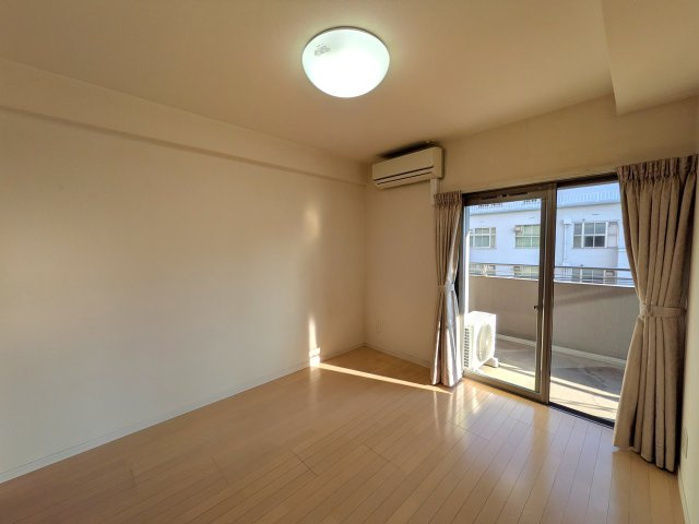 ロイヤルガーデン岡山駅前弐番館の洋室|◆南東側洋室6.0帖はバルコニーに面しており日当たり良好です。