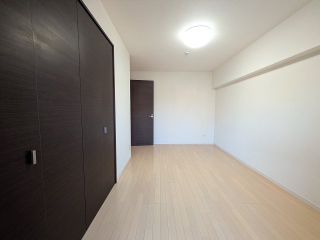 ロイヤルガーデン岡山駅前弐番館の洋室|◆北側洋室7.5帖は家具を置いても快適に過ごせる広さです。