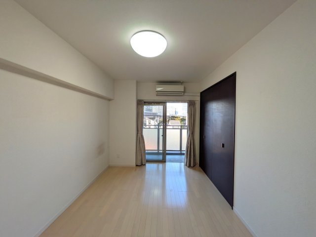 ロイヤルガーデン岡山駅前弐番館の洋室|◆北側洋室7.5帖は家具を置いても快適に過ごせる広さです。