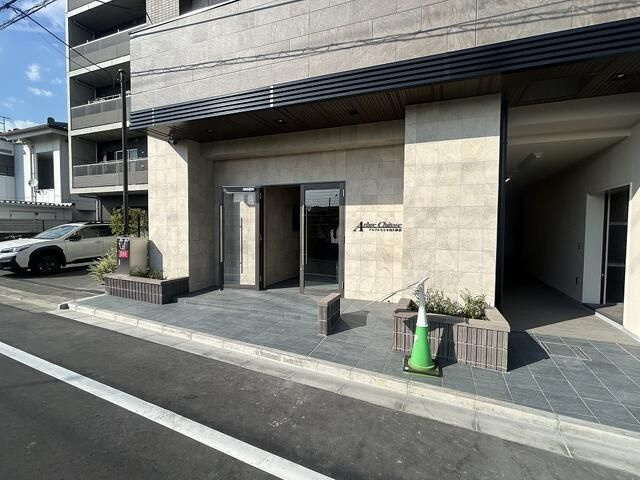 アルブルちとせ尾久駅前のエントランス