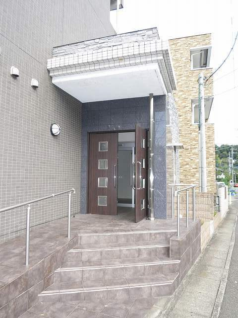 川崎市麻生区王禅寺西７丁目の賃貸マンションのエントランス
