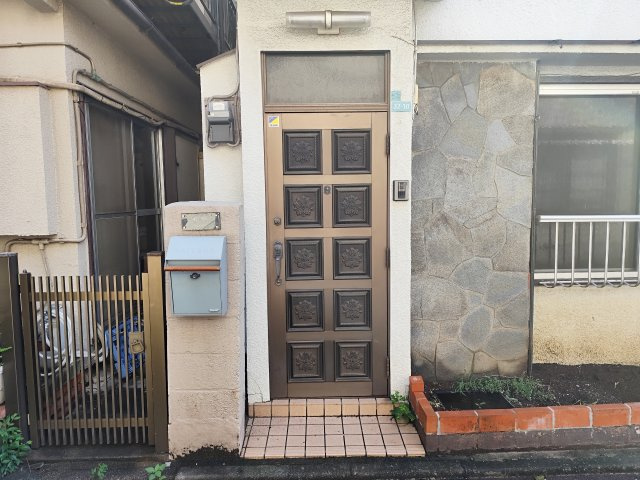 本一色1丁目貸家のエントランス