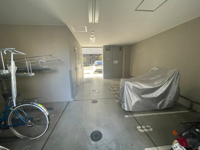 エスリード京橋WESTの駐車場