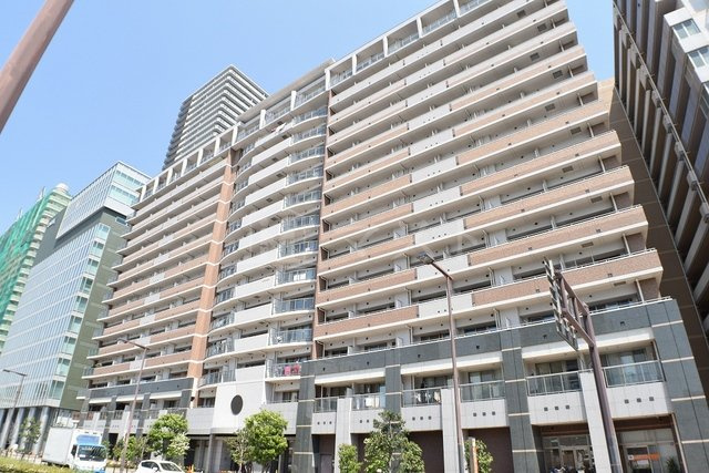 ロイヤルパークスなんばの外観