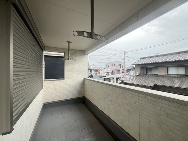 半田市栄町3丁目のバルコニー|インナーバルコニーで雨の日のお洗濯も安心です♪