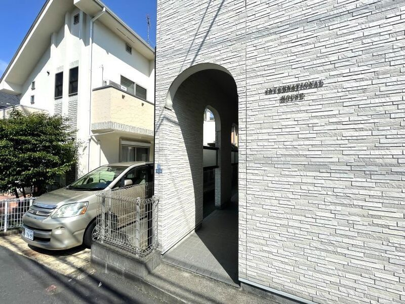 西生田インターナショナルハウスのエントランス|※現況優先となります。