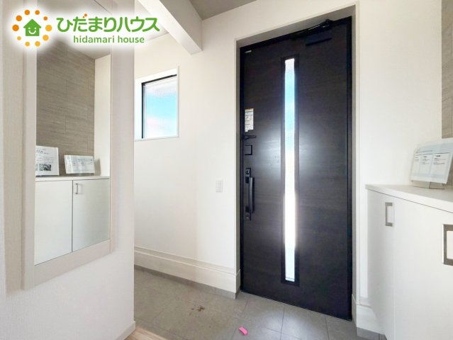 【玄関】 | 水戸市住吉町4期　新築戸建　4号棟 | 明るい光が差し込む玄関スペース。たっぷり収納と清潔感のある空間設計で、毎日の出入りが快適に。