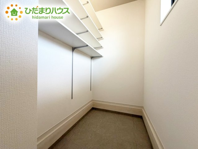 【収納】 | 水戸市住吉町4期　新築戸建　4号棟 | シューズインクローゼットは、靴以外にもゴルフバックやベビーカーを置くことができ、 散らかりがちな玄関もスッキリします。