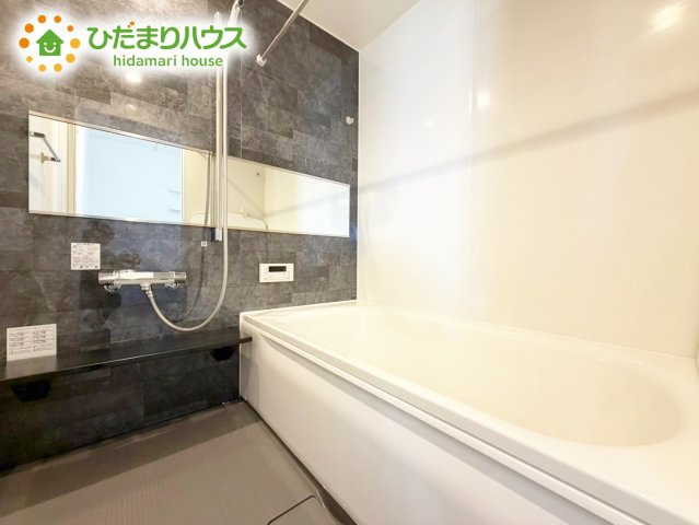 【浴室】 | 水戸市住吉町4期　新築戸建　4号棟 | 1日の疲れをほぐす、とっておきのリラクゼーションタイムを楽しむバスルーム。 美しく、機能的なデザインを採用、清潔感あふれる心地よい空間づくりにこだわりました。