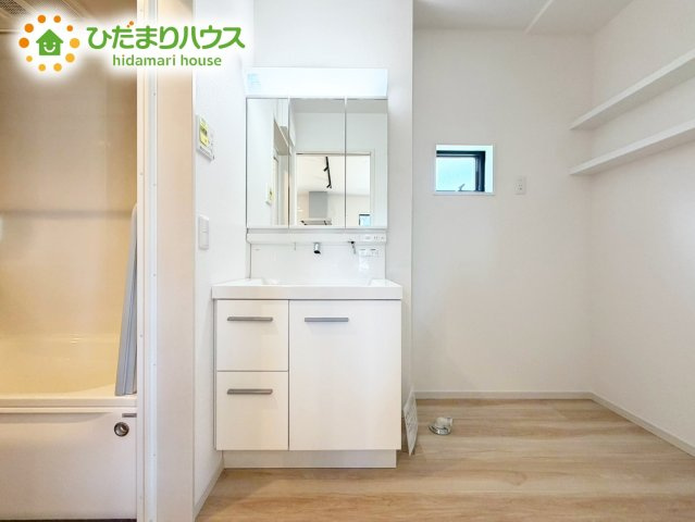 【独立洗面台】 | 水戸市住吉町4期　新築戸建　4号棟 | 正面だけでなく、左右も確認できる三面鏡は、身だしなみを整えやすいです！