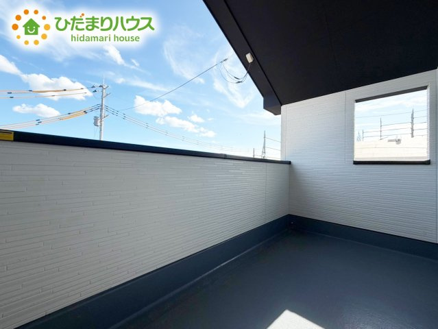 【バルコニー】 | 水戸市住吉町4期　新築戸建　4号棟 | 南向きで陽光がたっぷり降り注ぐバルコニーは、洗濯物もゆったり干せます。