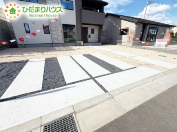 【駐車場】 | 水戸市住吉町4期　新築戸建　4号棟 | 並列で車をスムーズに停められる広々としたカースペースを完備♪