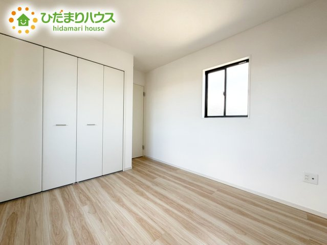 【洋室】 | 水戸市住吉町4期　新築戸建　4号棟 | 明るい洋室。たっぷり収納があるから、お部屋をいつもすっきりキープ