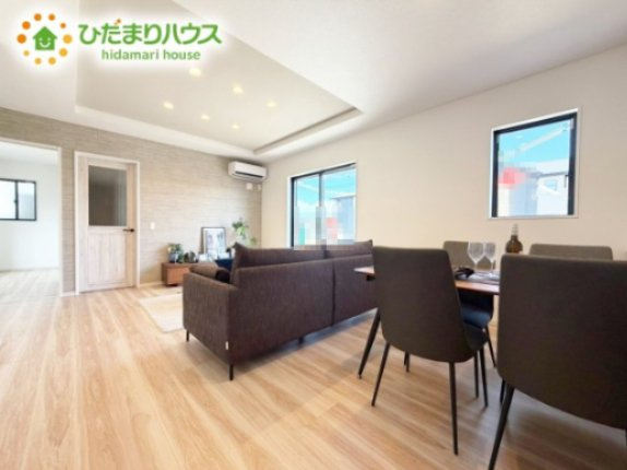 【居間・リビング】 | 水戸市住吉町4期　新築戸建　4号棟 | 自然光が広がる心地よいリビングは家族の憩いの空間です。