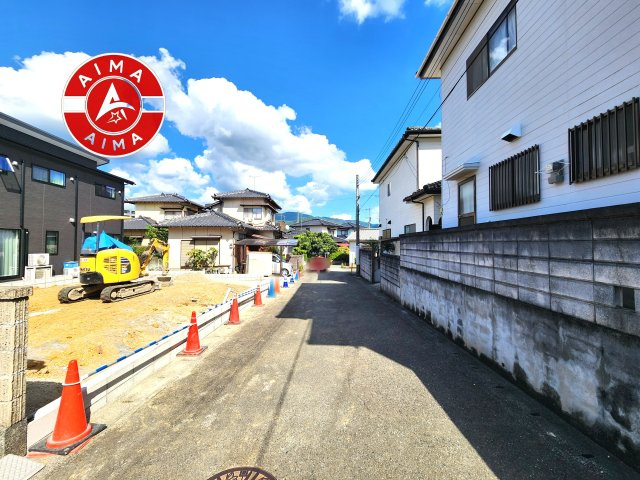 糟屋郡篠栗町尾仲2丁目第2-1棟（1号棟）の外観|前面道路含む現地の写真です。
