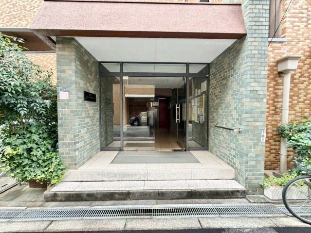 あびこターミナルハイツのエントランス|全居室フローリングですよ！お掃除も楽々ですね！