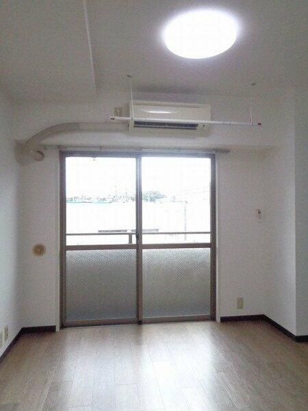 横浜市西区久保町の賃貸マンションの居間・リビング
