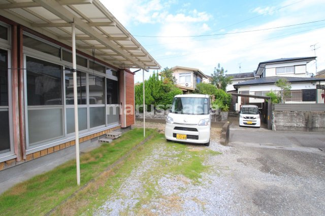 くしま貸家の駐車場|駐車場（軽自動車２台縦列可能）