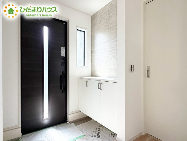【玄関】 | 水戸市本町4期　新築戸建 | シューズクロークはベビーカーやゴルフバックなど、大きな荷物を置けるのでとっても便利♪
横開きの扉付きで、隠して収納出来ますね(^^)