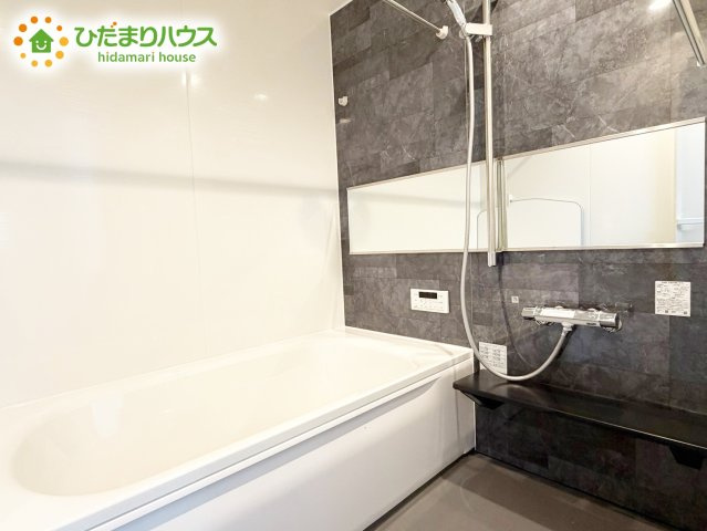 【浴室】 | 水戸市本町4期　新築戸建 | シックな色のアクセントパネルを使用し高級感を演出♪
浴室暖房乾燥機付きで、雨の日でも洗濯物に困りません！