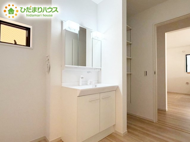 【独立洗面台】 | 水戸市本町4期　新築戸建 | 収納スペースが充実した洗面所です。身だしなみチェックもできる三面鏡の裏には、化粧品や整髪料、歯ブラシなど細々した物を収納でき、スッキリとした空間を保てます