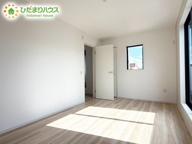 【寝室】 | 水戸市本町4期　新築戸建 | バルコニーに面していて、たっぷり光りの入る明るい主寝室です！