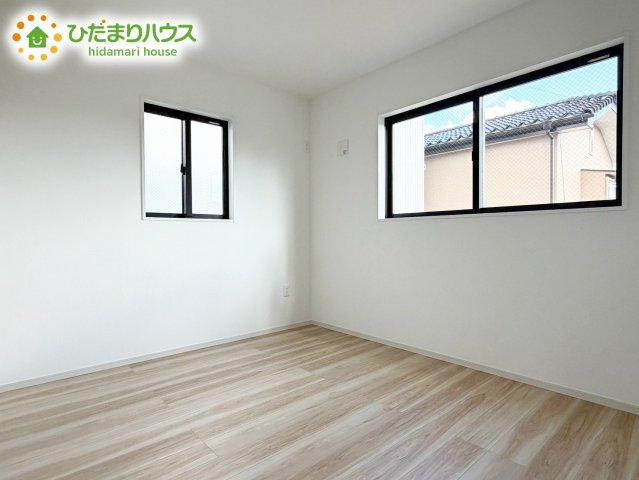 【洋室】 | 水戸市本町4期　新築戸建 | 壁紙はシンプルで清潔なホワイトで統一しています。朝の光をたっぷり浴びながら一日をスタート！目覚めは明るくあたたかな場所で。