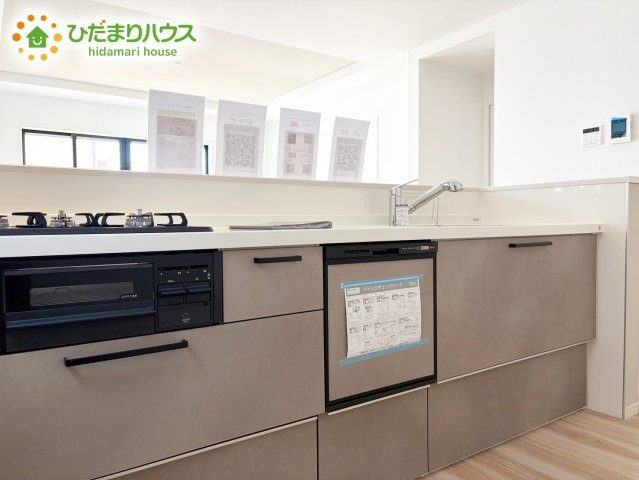 【キッチン】 | 水戸市本町4期　新築戸建 | 家族でのコミュニケーションがとれる対面型システムキッチン。横一列にシンクとコンロをまとめたシンプルな形です。動きやすさとスタイリッシュなデザインが魅力。