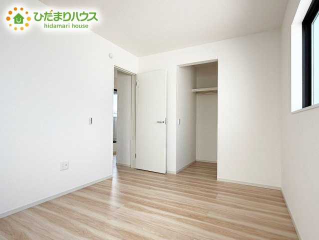 【洋室】 | 水戸市本町4期　新築戸建 | 家族一人ひとりの大切なプライベート空間。趣味に合わせて使って頂けるようシンプルに仕上げてあります。暮らし心地を大きく左右する収納を、適材適所に配置し使い勝手を考慮しました。