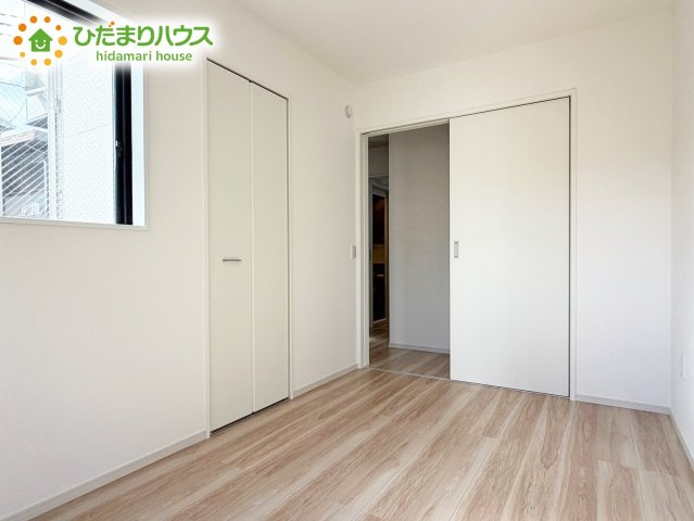 【洋室】 | 水戸市本町4期　新築戸建 | 白を基調とした明るく爽やかな子ども室。自分の時間に集中できる、落ち着きのある居室です。学習机やベッドなどの家具もゆとりを持って配置できます。