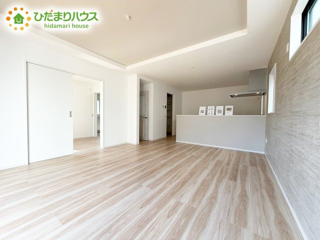 【居間・リビング】 | 水戸市本町4期　新築戸建 | 南側にお庭があり、明るく開放感のあるリビング。昼間は、電気いらずでエコ+節約にもなります。