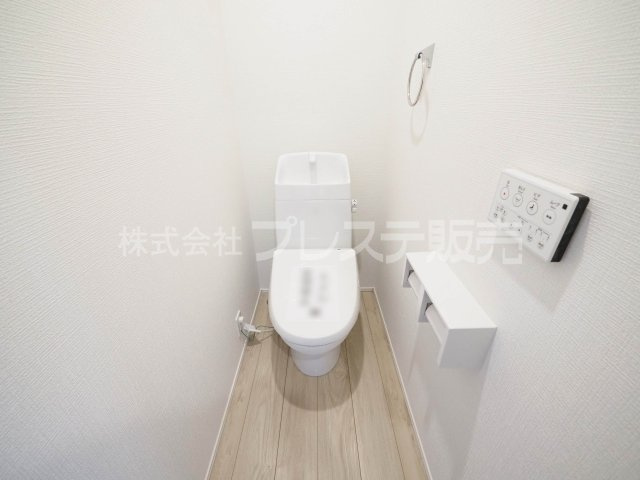 奈良市七条西町１丁目の新築一戸建のトイレ|現地写真（２階トイレ）温水洗浄便座を標準装備！