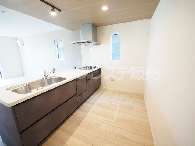 奈良市七条西町１丁目の新築一戸建のキッチン|現地写真（キッチン）人気の対面キッチン♪食器洗い乾燥機＆浄水器を標準装備！