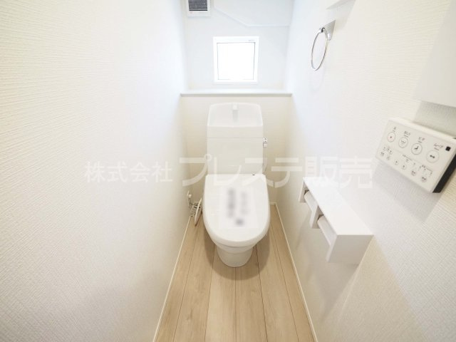 奈良市七条西町１丁目の新築一戸建のトイレ|現地写真（１階トイレ）温水洗浄便座を標準装備！