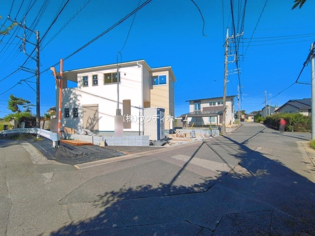 越谷市三野宮　新築一戸建ての前面道路含む現地写真