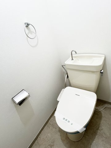 コーポ南山のトイレ|写真はB202号室　募集中の部屋も温水シャワー付トイレに変わります