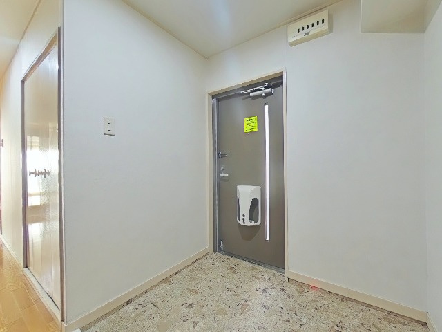 朝日プラザ千里B棟の玄関
