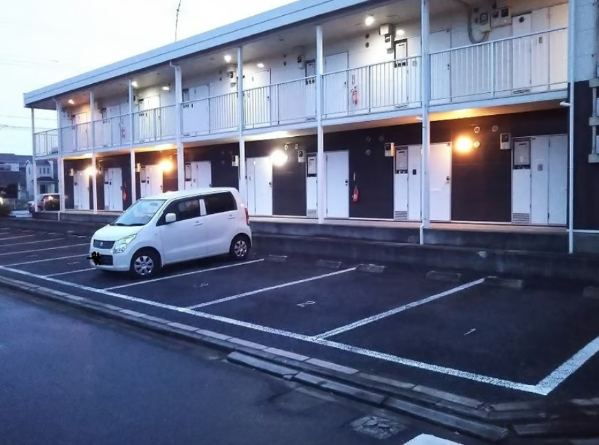 レオパレスコースト・フィールズの駐車場