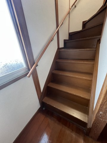 津山市沼　中古住宅　4DKの内装|階段